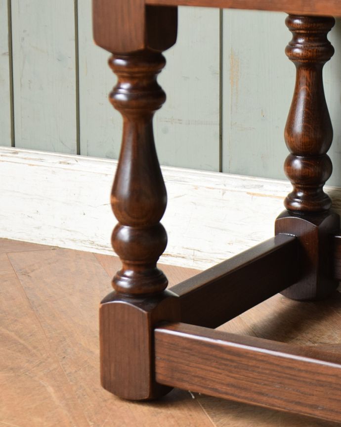 オールドチャーム アンティーク風 英国スタイルのアンティーク風家具、オールドチャームのペディスタルカップボード(スモールキャビネット)。女性1人でもラクに運べちゃうヒミツ脚の裏にフェルトキーパーをお付けしているので、床を滑らせれば女性でも移動がカンタンに出来ます!。(y-193-f)