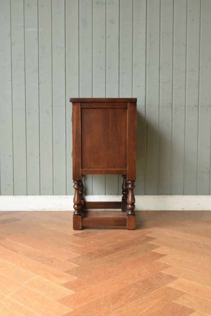 オールドチャーム　アンティーク風　英国スタイルのアンティーク風家具、オールドチャームのペディスタルカップボード（スモールキャビネット）。横顔だっても美しい正面だけじゃなく横から見ても美しい姿です。(y-193-f)
