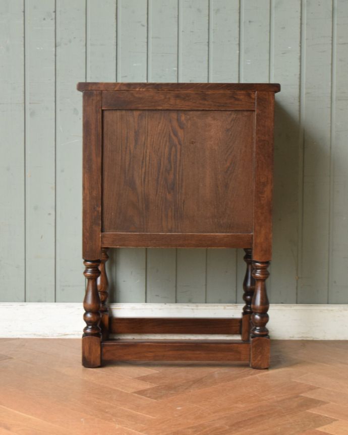 オールドチャーム アンティーク風 英国スタイルのアンティーク風家具、オールドチャームのペディスタルカップボード(スモールキャビネット)。後ろ姿にも注目!裏から見るとこんな感じ。(y-193-f)