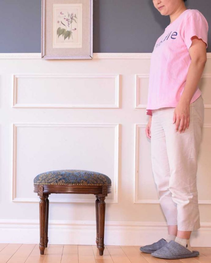 アンティーク風のスツール