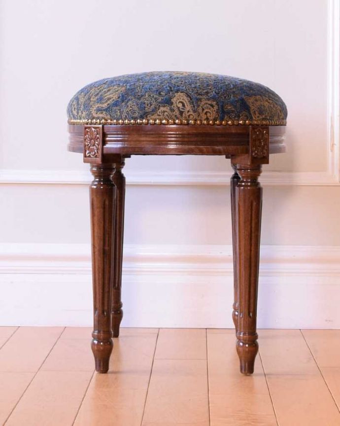 お花の彫りが可愛いアンティーク風スツール(y-194-c)｜アンティーク風