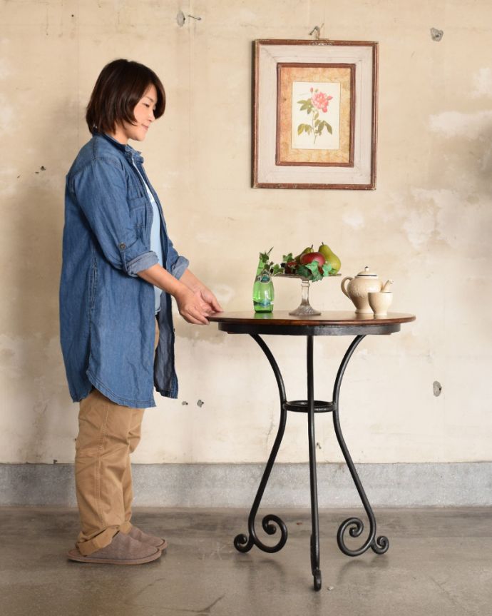 アンティーク風のサイドテーブル