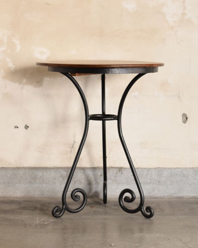 どこから見てもキレイなサイドテーブル