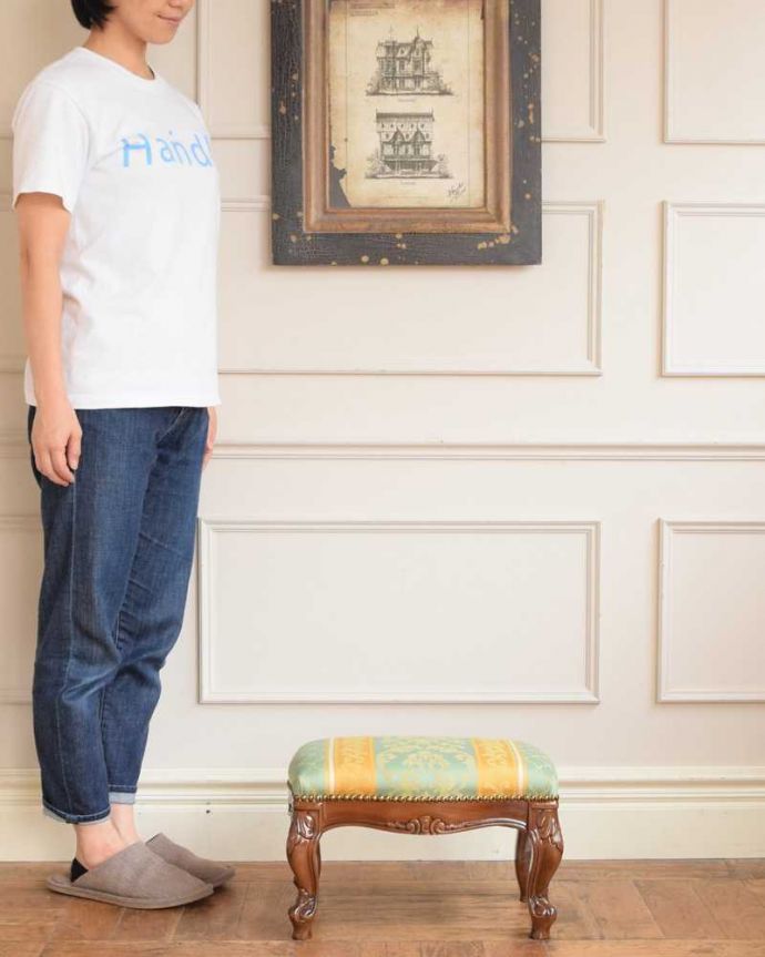 アンティーク風のスツール