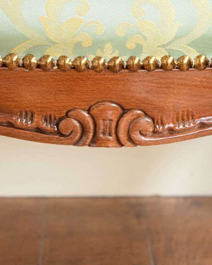 アンティーク調椅子の装飾