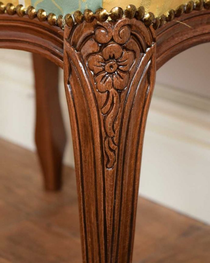 アンティーク調椅子の装飾