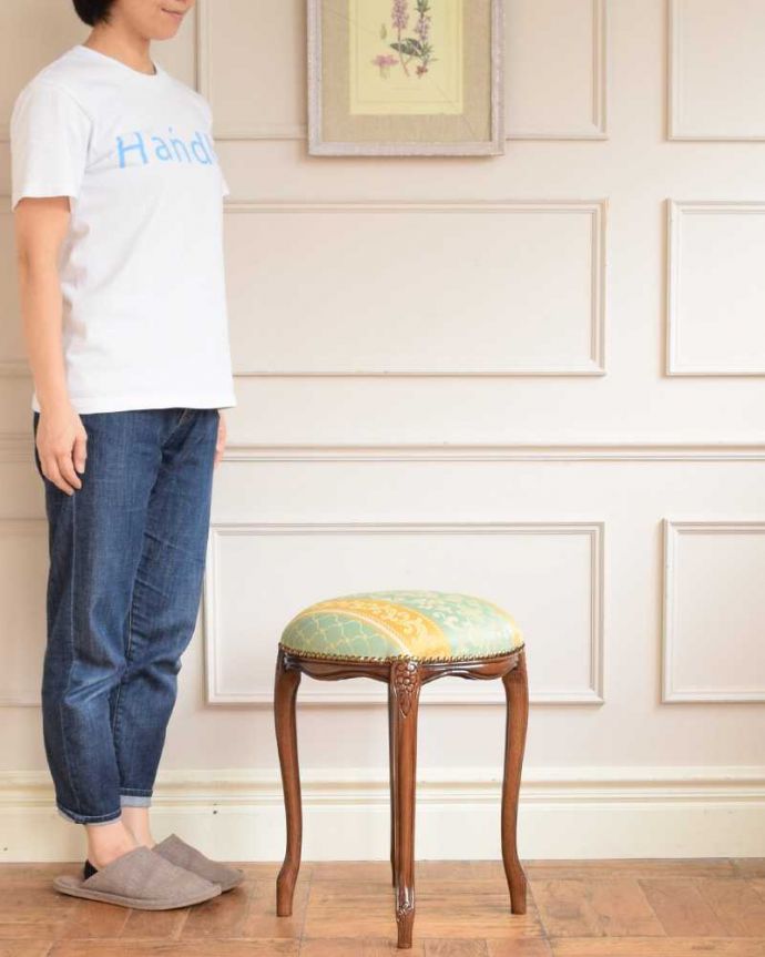 アンティーク風のスツール