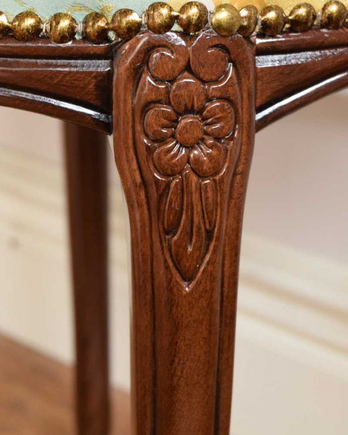 アンティーク調椅子の装飾