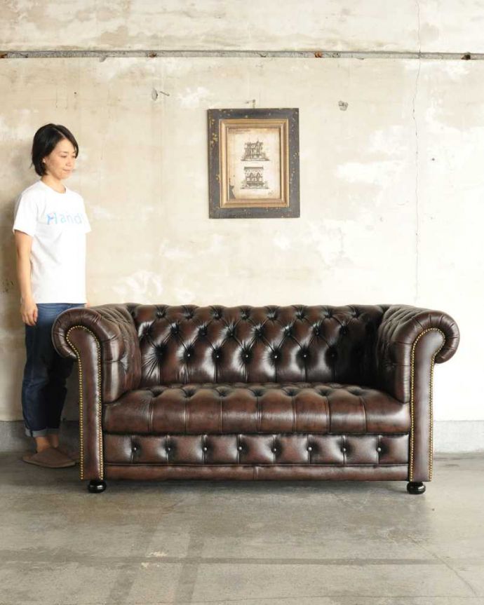 アンティーク調のおしゃれな2人掛けソファ、チェスターフィールド