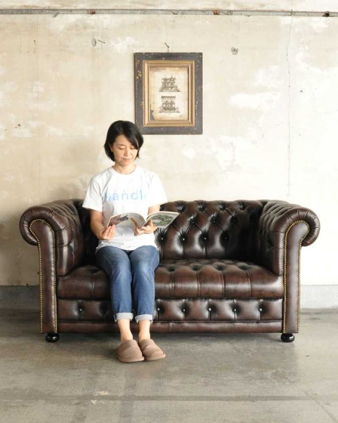 アンティーク調のおしゃれな2人掛けソファ、チェスターフィールド