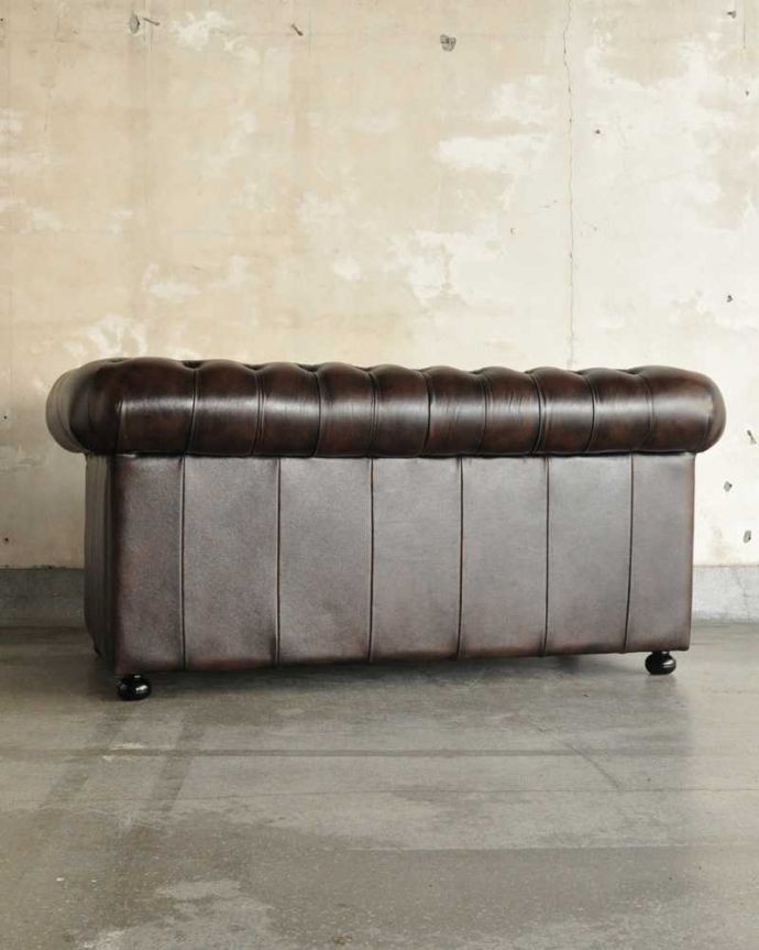 アンティーク調のおしゃれな2人掛けソファ、チェスターフィールド