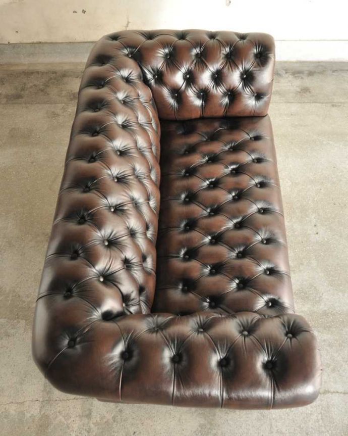 アンティーク風の椅子 アンティーク風 アンティーク家具屋が選んだ、アンティーク風の2Pソファ。革貼りの座面ゆったりと時間が過ごせる広々とした座面です。(y-203-c)