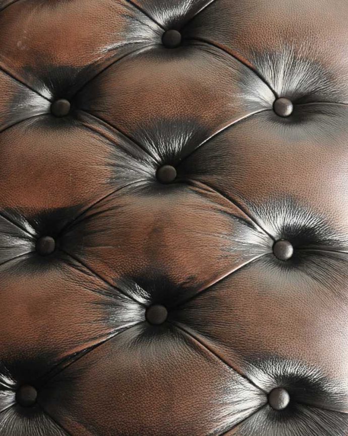 アンティーク風の椅子 アンティーク風 アンティーク家具屋が選んだ、アンティーク風の2Pソファ。近くで見ると・・・色、質感ともにいい感じです。(y-203-c)