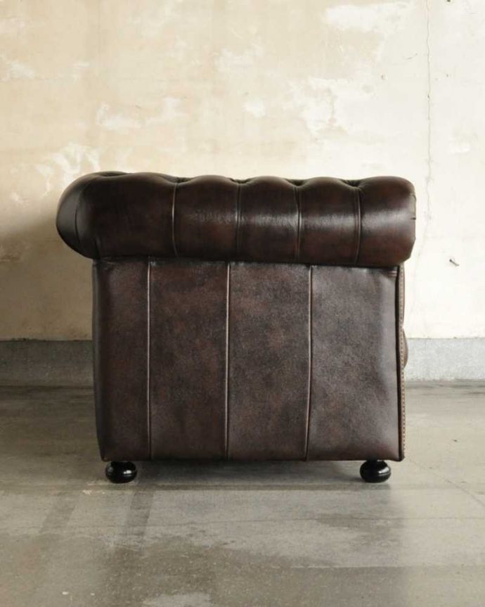 アンティーク風の椅子 アンティーク風 アンティーク家具屋が選んだ、アンティーク風の2Pソファ。サイドから見ても絵になっちゃう英国らしいカッコイイフォルムは、グルッと360度、どこから見ても間違いなし!。(y-203-c)