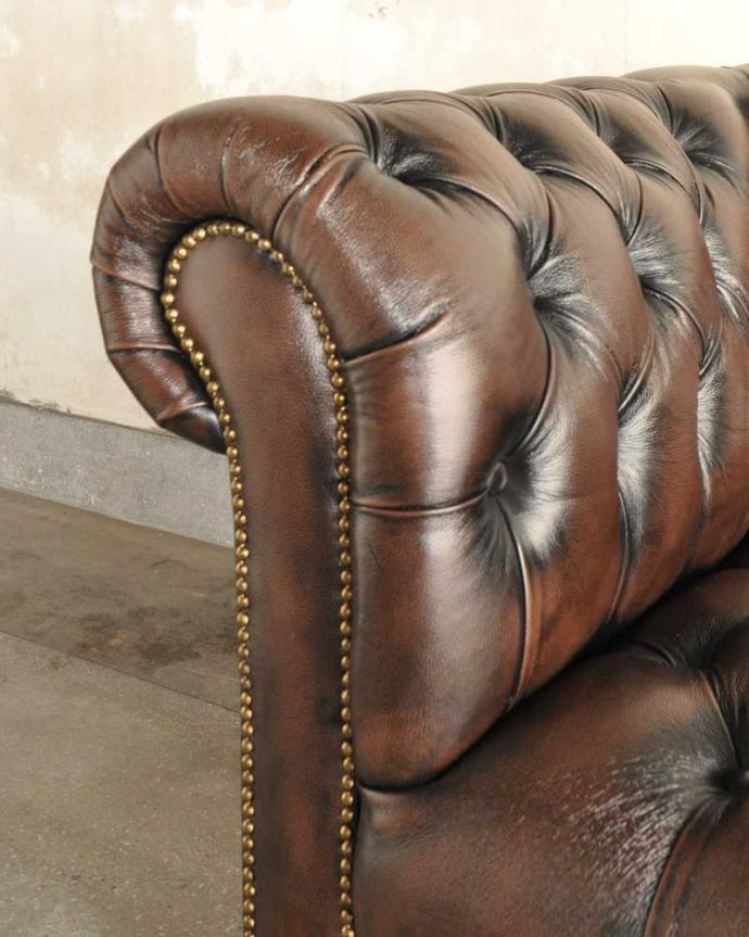 アンティーク調のおしゃれな2人掛けソファ、チェスターフィールド