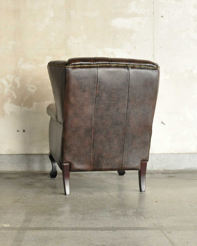 アンティーク風の椅子　アンティーク風　アンティーク家具屋が選んだ、アンティーク風のチェスターウィングチェア（1P）。後ろ姿までカッコイイドッシリとカッコいい後ろ姿に惚れ惚れしてしまいます。(y-204-c)