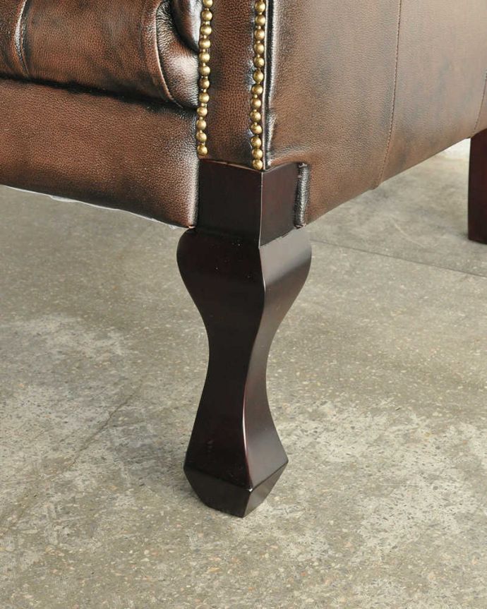 アンティーク風の椅子　アンティーク風　アンティーク家具屋が選んだ、アンティーク風のチェスターウィングチェア（1P）。床を滑らせて移動できますHandleのソファは脚の裏にフェルトキーパーをお付けしているので、床を滑らせれば女性でも移動がカンタンです。(y-204-c)