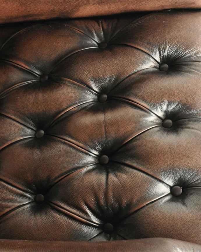 アンティーク風の椅子　アンティーク風　アンティーク家具屋が選んだ、アンティーク風のチェスターウィングチェア（1P）。近くで見ると･･･色、質感ともにいい感じです。(y-204-c)