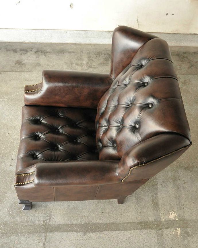 アンティーク風の椅子　アンティーク風　アンティーク家具屋が選んだ、アンティーク風のチェスターウィングチェア（1P）。革貼りの座面ゆったりと時間が過ごせる広々とした座面です。(y-204-c)