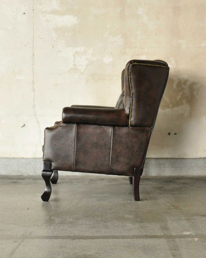 アンティーク風の椅子　アンティーク風　アンティーク家具屋が選んだ、アンティーク風のチェスターウィングチェア（1P）。サイドから見ても絵になっちゃう英国らしいカッコイイフォルムは、グルッと360度、どこから見ても間違いなし！。(y-204-c)