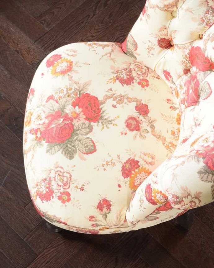 アンティーク風の椅子　アンティーク風　とっても可愛いフランスアンティーク風の椅子、ボヌールチェア（フラワー)。広々とした座面少し大きめで低めの座面は背の低い女性にもピッタリ。(y-205-c)