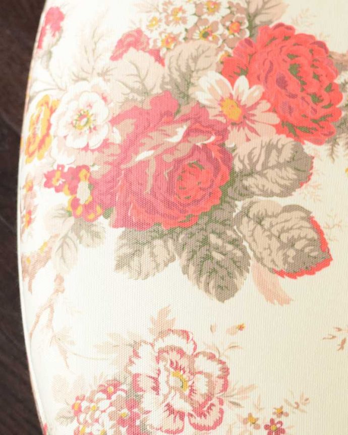 アンティーク風の椅子　アンティーク風　とっても可愛いフランスアンティーク風の椅子、ボヌールチェア（フラワー)。近づいてみると･･･フランスのアンティーク風らしい華やかなデザインの生地です。(y-205-c)