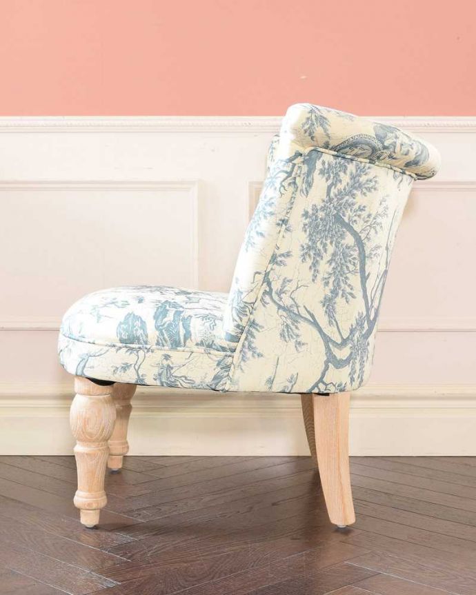 一人掛けソファの横