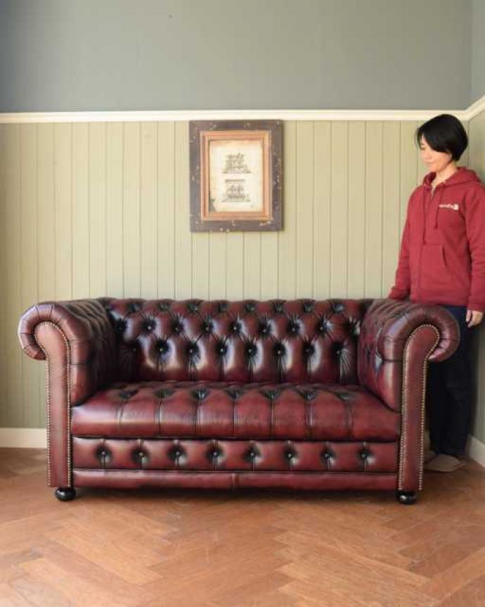 アンティーク調の2人掛けソファ