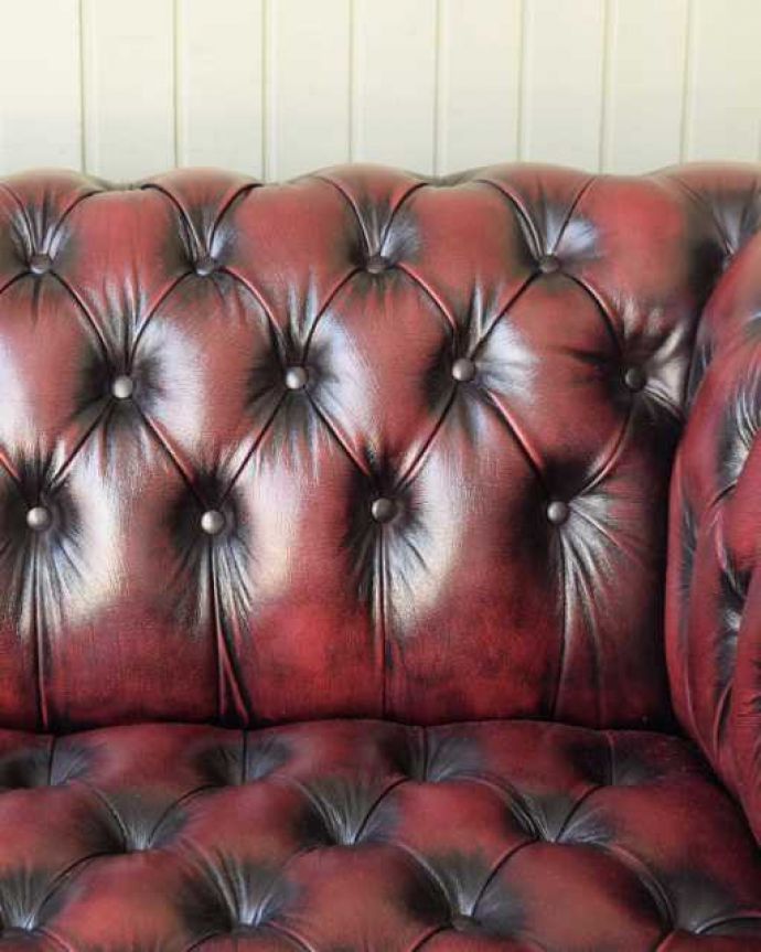 ボタンダウンの背もたれがおしゃれな椅子