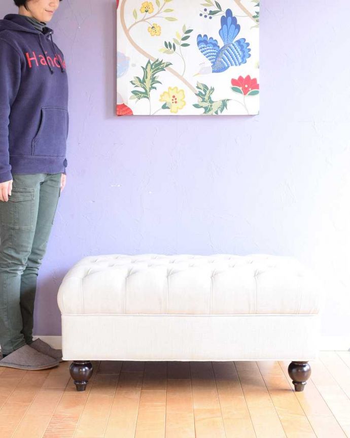 アンティーク風の椅子　アンティーク風　ボタンダウンの座面がカッコイイ、英国のアンティーク風のスツール(ホワイトベージュ)。ゆったりサイズのスツール少し大きめサイズのアンティーク風スツール。(y-208-c)