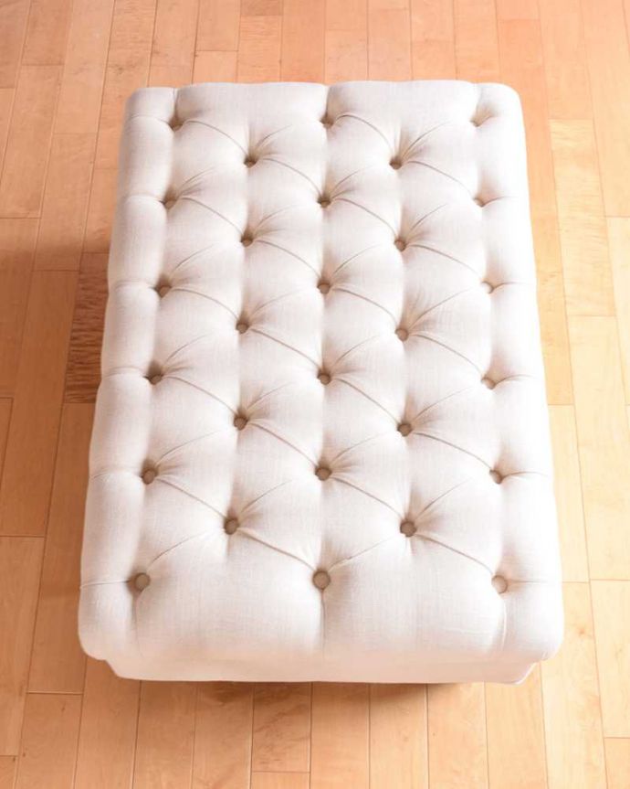 アンティーク風の椅子　アンティーク風　ボタンダウンの座面がカッコイイ、英国のアンティーク風のスツール(ホワイトベージュ)。ボタンダウンがカッコイイ！上から見ると、ボタンダウンのカッコいい硬めの座面。(y-208-c)