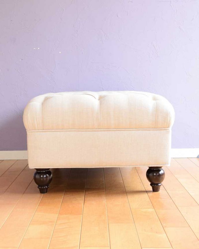 アンティーク風の椅子　アンティーク風　ボタンダウンの座面がカッコイイ、英国のアンティーク風のスツール(ホワイトベージュ)。横から見ると･･･厚みがあるクッションと挽き物細工の足が素敵です。(y-208-c)