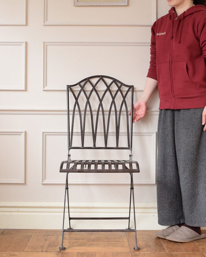 アンティーク風の椅子 アンティーク風 アンティーク風のスチール製ガーデンチェア(折り畳み式)。お洒落なアンティーク風のチェアアンティーク風のデザインがとっても可愛いスチール製のカフェチェア。(y-210-c)