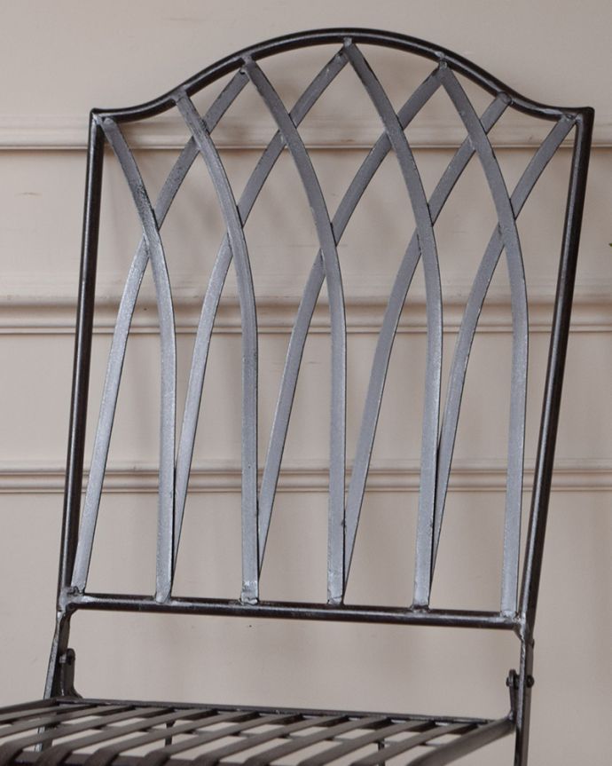 アンティーク風の椅子 アンティーク風 アンティーク風のスチール製ガーデンチェア(折り畳み式)。しっかり支えてくれる背もたれまるでアンティークのような雰囲気たっぷりの、アンティーク風の背もたれ。(y-210-c)