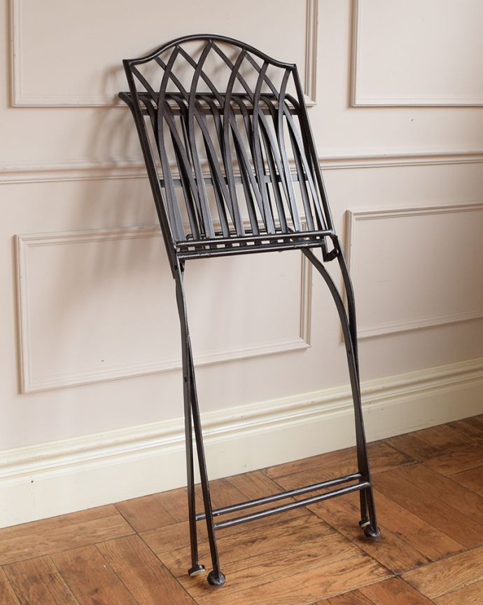 アンティーク風の椅子 アンティーク風 アンティーク風のスチール製ガーデンチェア(折り畳み式)。折りたためますこんなにコンパクトに折りたためるので、収納場所をとりません。(y-210-c)