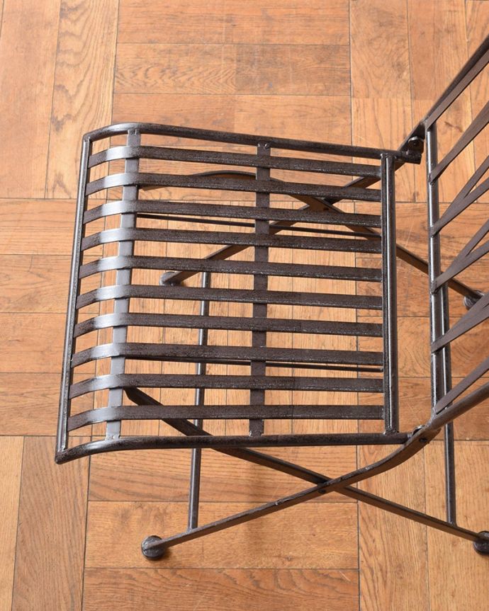 アンティーク風の椅子 アンティーク風 アンティーク風のスチール製ガーデンチェア(折り畳み式)。座面を上から見ると・・・座面はこんな感じ。(y-210-c)