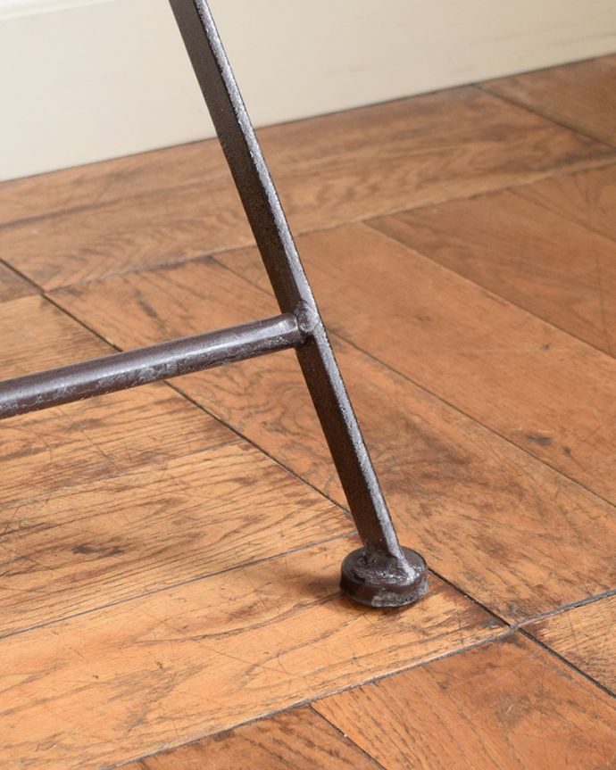 アンティーク風の椅子 アンティーク風 アンティーク風のスチール製ガーデンチェア(折り畳み式)。足先は・・・金属製の足先なので、フェルトは付いていません。(y-210-c)