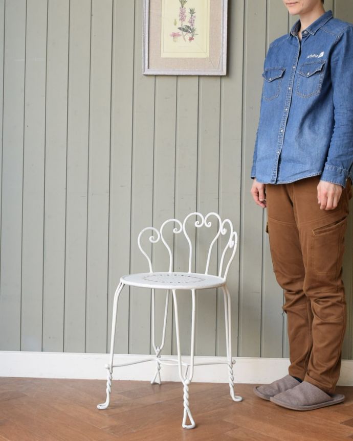 アンティーク風の椅子　アンティーク風　アンティーク風のおしゃれなデザイン、スチール製のガーデンチェア。可愛いアンティーク風のチェアまるでフランスのアンティークのようなとっても可愛いスチール製のガーデンチェア。(y-211-c)