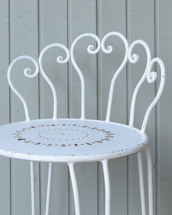 アンティーク風の椅子　アンティーク風　アンティーク風のおしゃれなデザイン、スチール製のガーデンチェア。可愛い背もたれ曲線で描かれたデザインがとっても可愛い背もたれ。(y-211-c)