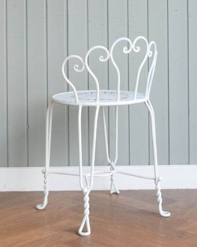 アンティーク風の椅子　アンティーク風　アンティーク風のおしゃれなデザイン、スチール製のガーデンチェア。後ろ姿も可愛いグルっと360度、どこから見ても可愛いデザインです。(y-211-c)