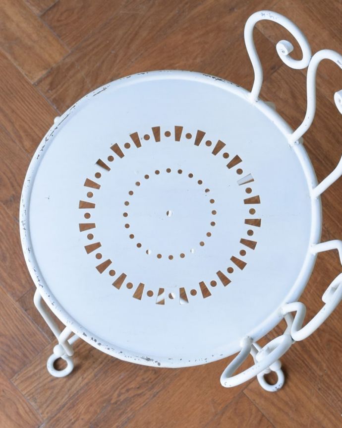 アンティーク風の椅子　アンティーク風　アンティーク風のおしゃれなデザイン、スチール製のガーデンチェア。上から見ると･･･丸くて可愛い座面。(y-211-c)