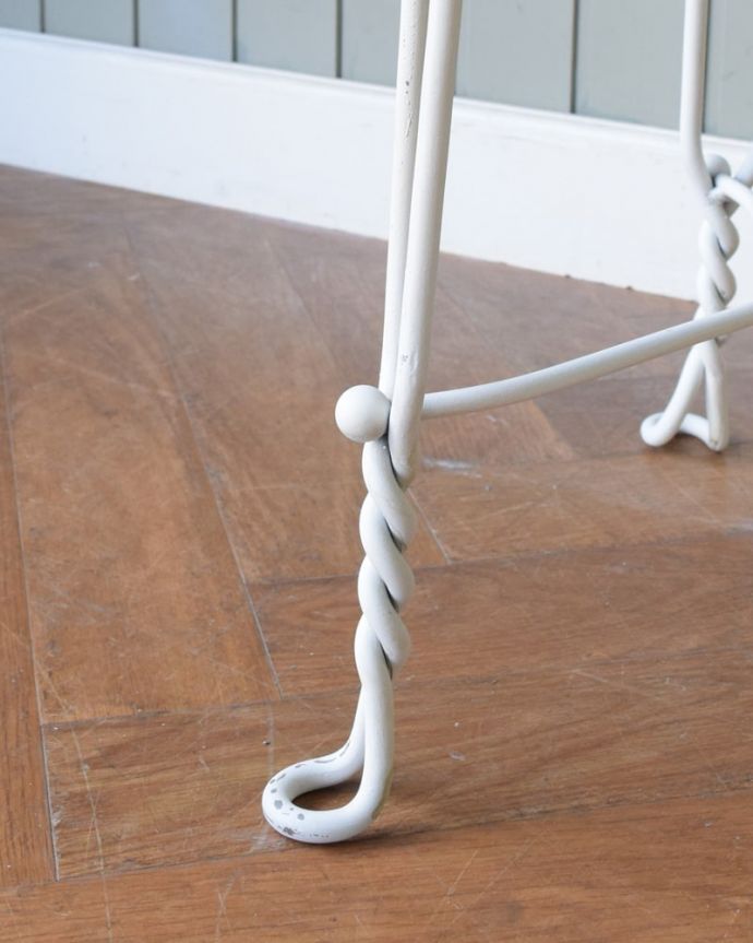 アンティーク風の椅子　アンティーク風　アンティーク風のおしゃれなデザイン、スチール製のガーデンチェア。足先は･･･クルクルっと巻いた足先。(y-211-c)