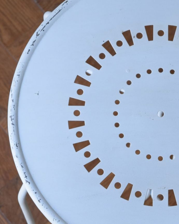 アンティーク風の椅子　アンティーク風　アンティーク風のおしゃれなデザイン、スチール製のガーデンチェア。近づいてみると･･･パンチングのデザインも可愛い～デザインの一部です。(y-211-c)