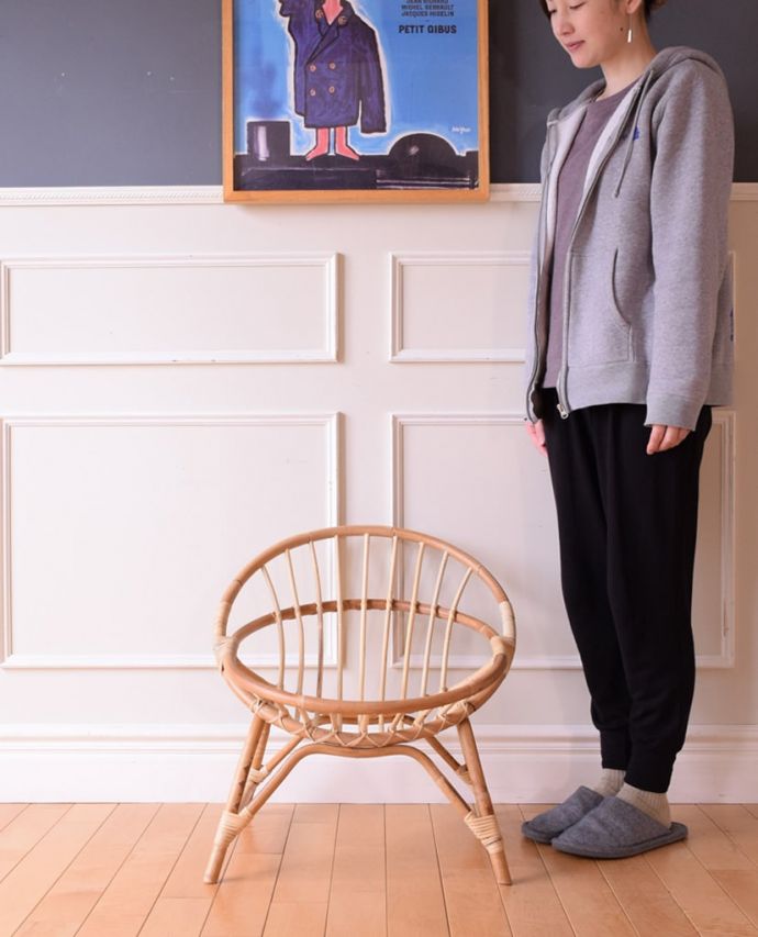 アンティーク風の椅子　アンティーク風　アンティーク風の可愛い椅子、ラタンのラウンドチェア。アンティーク風のラタンの椅子フランスのアンティークでたまに見つけることがあるアンティーク風のラタンチェア。(y-214-c)