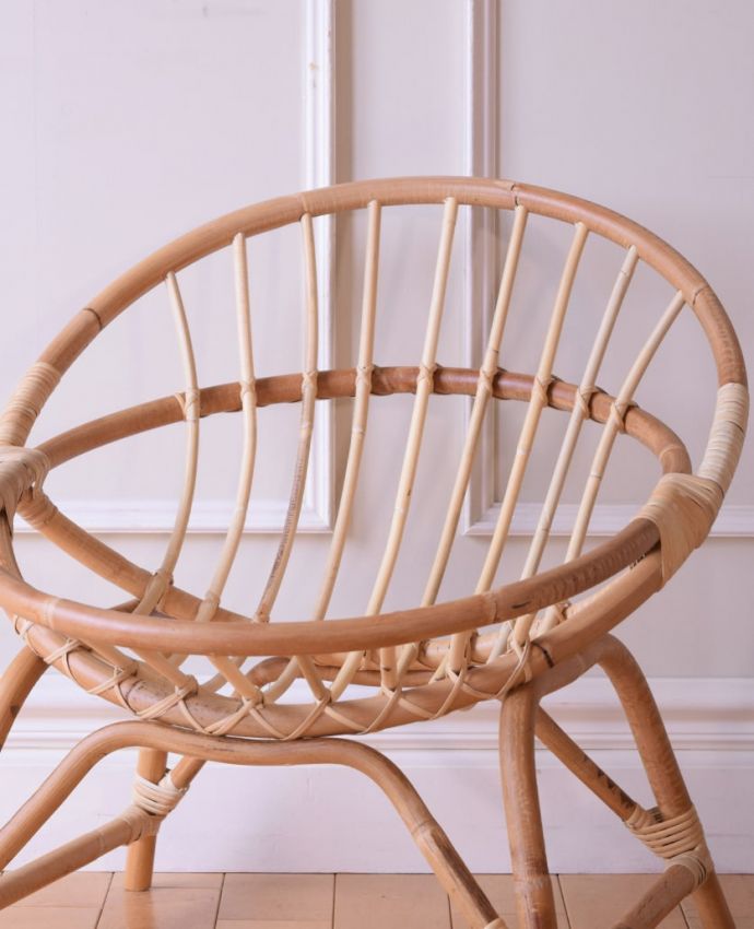 アンティーク風の椅子　アンティーク風　アンティーク風の可愛い椅子、ラタンのラウンドチェア。しっかり支えてくれます男性も座れるくらい、しっかり支えてくれます。(y-214-c)