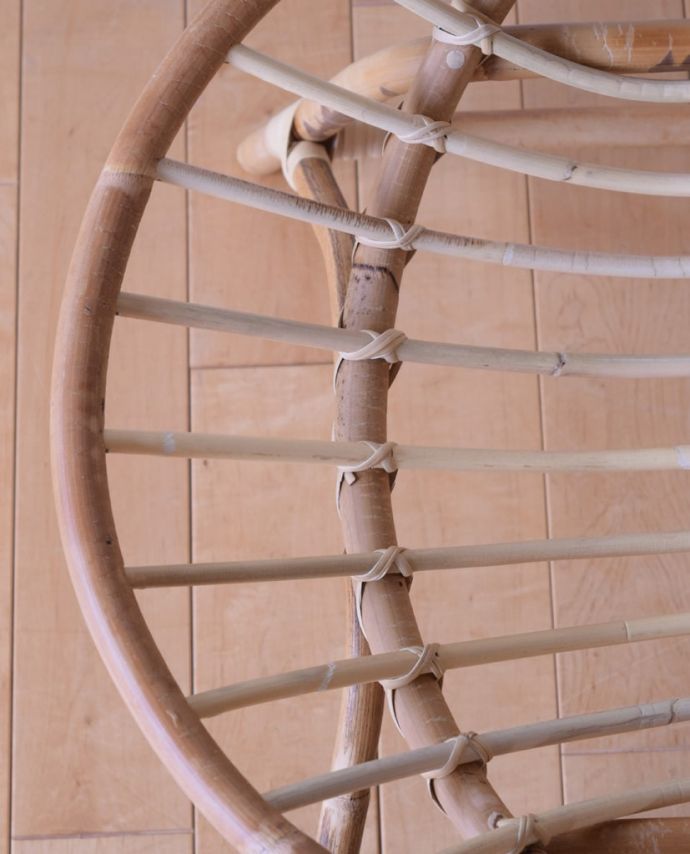 アンティーク風の椅子　アンティーク風　アンティーク風の可愛い椅子、ラタンのラウンドチェア。近づいてみると･･･天然素材なので色ムラや毛羽立ちなどがあります。(y-214-c)