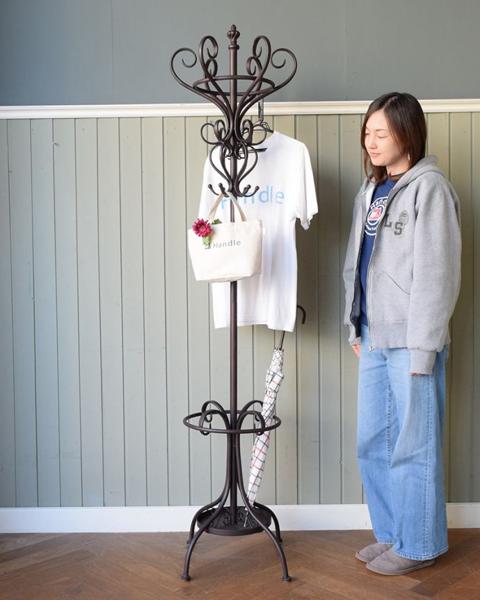 アンティーク風の家具　アンティーク風　傘立ても付いてとっても便利に使えるアンティーク風のアイアンコートハンガー。アンティーク風のコートフックバックやコート、帽子までたっぷり掛けられて、玄関を華やかにしてくれるお洒落アイテムです。(y-214-f)