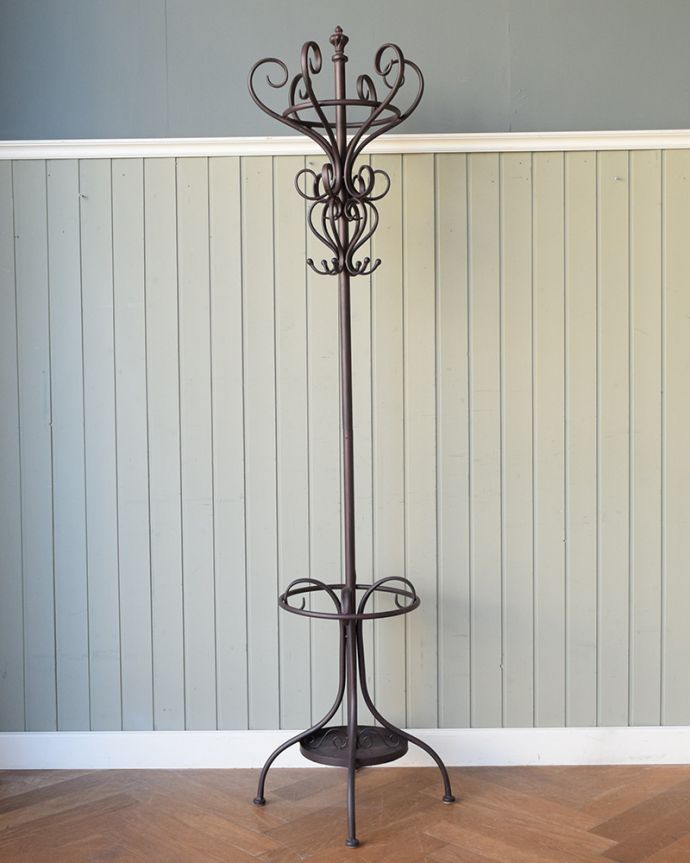 アンティーク風の家具　アンティーク風　傘立ても付いてとっても便利に使えるアンティーク風のアイアンコートハンガー。玄関を華やかにしてくれる英国らしい家具お家に来た方が必ず訪れる場所が玄関。(y-214-f)