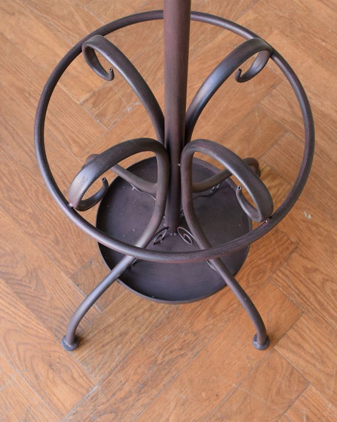 アンティーク風の家具　アンティーク風　傘立ても付いてとっても便利に使えるアンティーク風のアイアンコートハンガー。上から見るとこんな感じもともとステッキを立てていた場所は、傘も収納しやすいデザインになっています。(y-214-f)