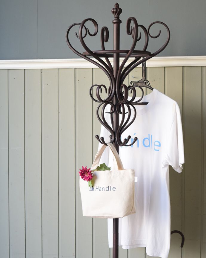 アンティーク風の家具　アンティーク風　傘立ても付いてとっても便利に使えるアンティーク風のアイアンコートハンガー。フックが付いていますどんな風に、何を掛けてもOK。(y-214-f)